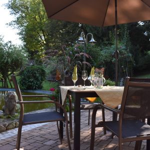 Gedeckter Tisch beim Springbrunnen