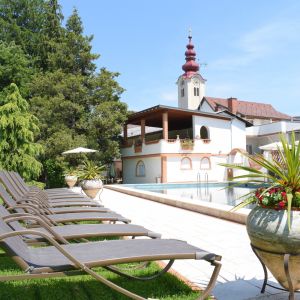 Poolansicht in Richtung Pfarrkirche