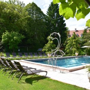 Schwimmbad mit Dusche