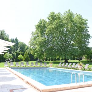 Schwimmbad mit grüner Parkanlage