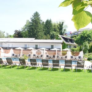 Schwimmbad in Richtung Parkplatz und Gästezimmer
