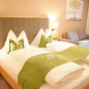 Vierbettzimmer Richtung Gastgarten mit Balkon