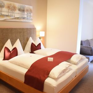 Dreibettimmer im 1. Stock in Richtung Parkplatz und Garten