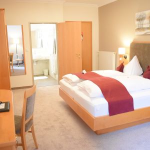 Großzügig eingerichtetes Dreibettzimmer mit Balkon im 1. Stock