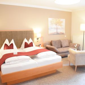 Großzügig eingerichtetes Dreibettzimmer mit Balkon