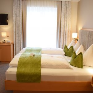 Gemütlich eingerichtetes Dreibettzimmer 